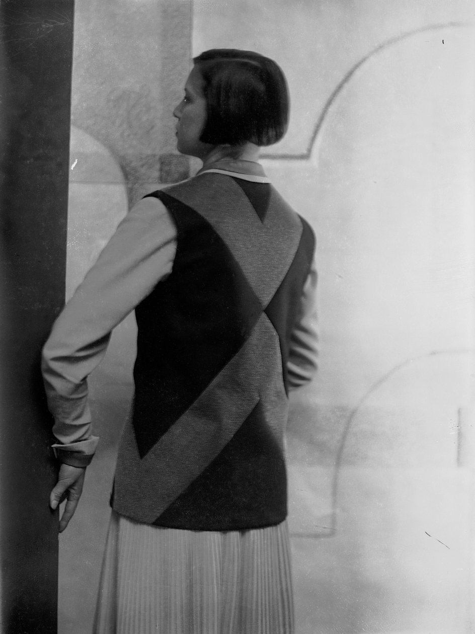 アニタ・ピットーニがデザインしたドレスを着たマリオン・ヴルツの肖像、1940年頃（モノクロ写真） 作： ワンダ・ウルツ