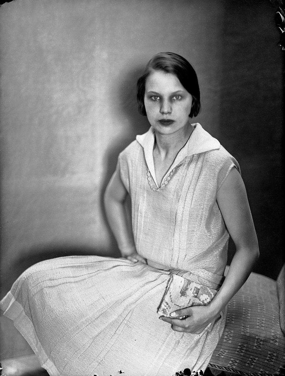 アニタ・ピットーニによるドレスを着たマリオン・ヴルツの肖像、1930年頃（モノクロ写真） 作： ワンダ・ウルツ