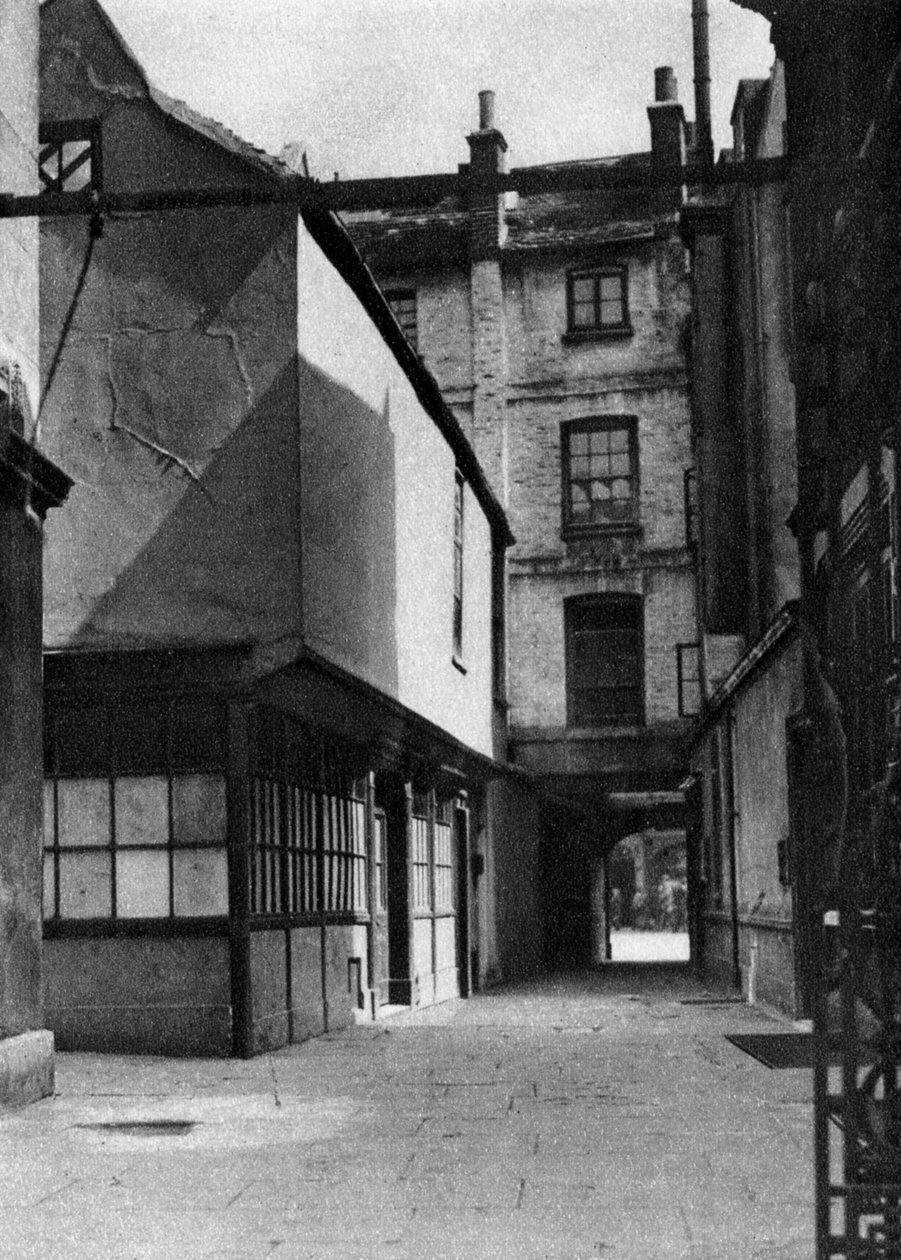 1926 年から 1927 年にロンドンの古いボロー ハイ ストリートに典型的な中庭があるカルバートの建物。 作： ホイフィン