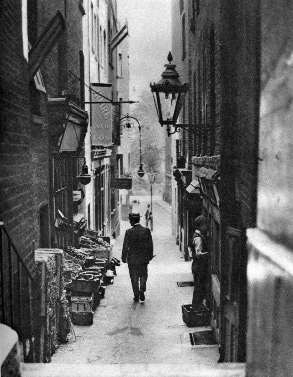 ロンドンのストランドからアデルフィ劇場に通じる路地のジョージ・コート（1926-1927年）。 作： ホイフィン