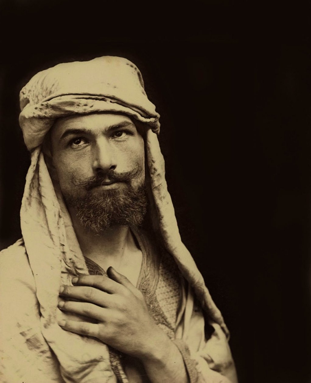 ウィルヘルムフォングローデン男爵（1856〜1931年）のアラビア衣装の自画像、1890年頃（セピア写真）。 作： ヴィルヘルム・フォン・グローデン男爵