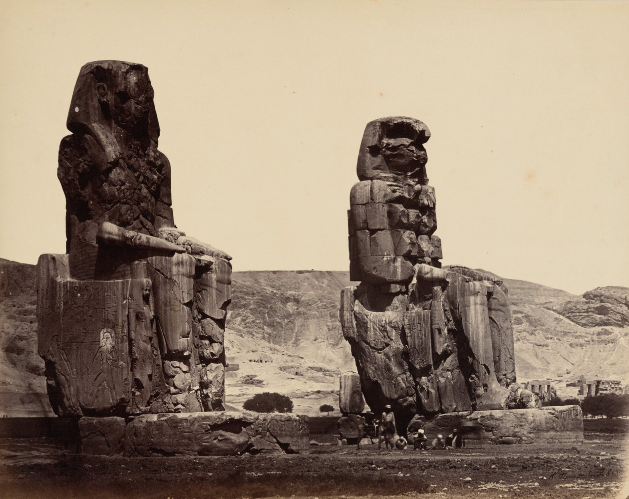 テーベのメムノンの巨像、1859年頃（写真）。 作： ヴィルヘルム・ハマーシュミット