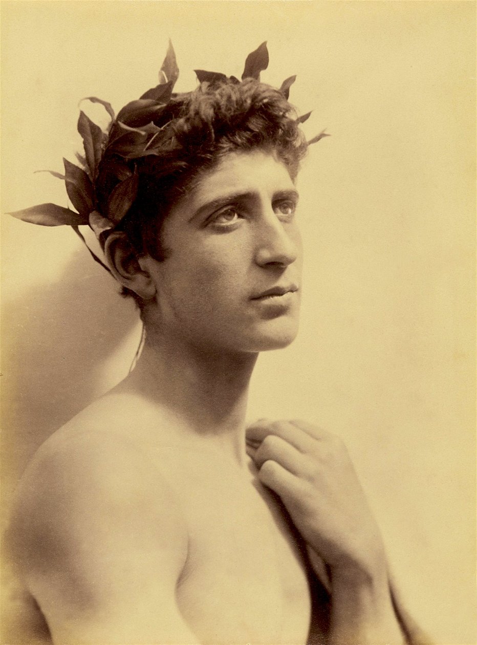 花輪をつけた少年の習作、シチリア島、C.1898（セピア色の写真 作： ヴィルヘルム・フォン・グローデン男爵