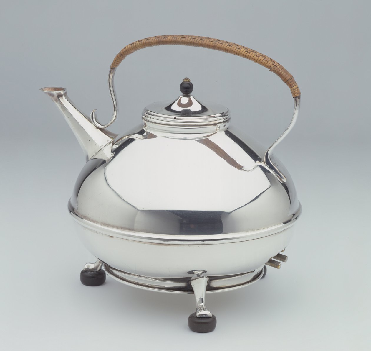 電気ケトル、c.1905（足にエボナイズ加工を施したシルバーのプレート、ノブと籐製のハンドル） 作： ウィリアムアーサースミスベンソン