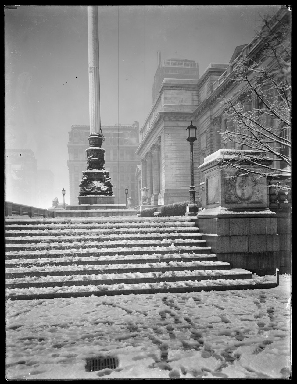 1915年3月6日、ニューヨーク市の42番街と5番街の雪の中で、北東の階段からニューヨーク公共図書館のメインブランチの入り口の夜景 作： ウィリアムデイビスハスラー