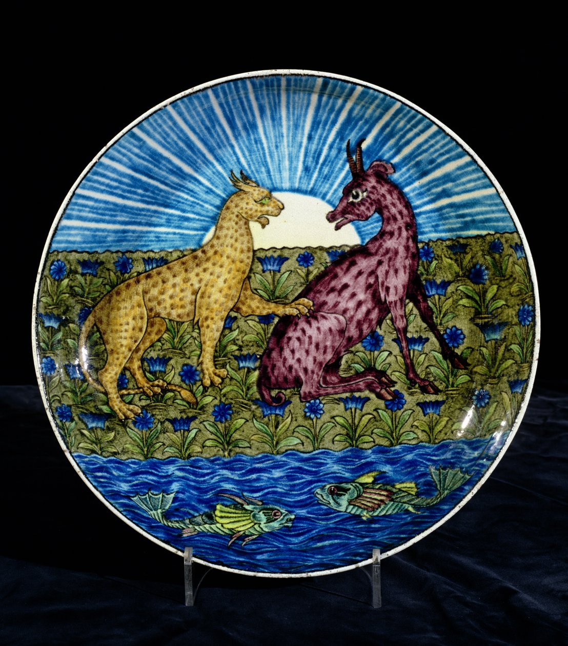 チャールズパッセンジャーによって描かれた、ヒョウと川のほとりに鹿がいる充電器、1888-97年（セラミック） 作： ウィリアム・ド・モーガン