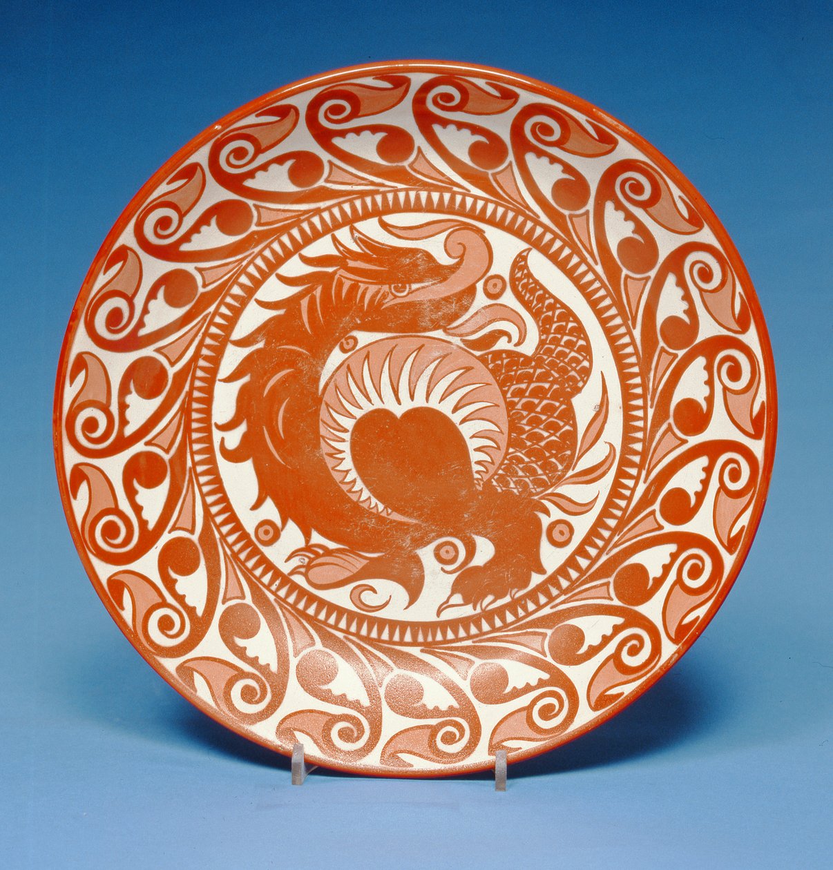 スクロールドラゴンで赤い光沢で装飾された陶器の皿、c.1880-85（セラミック） 作： ウィリアム・ド・モーガン