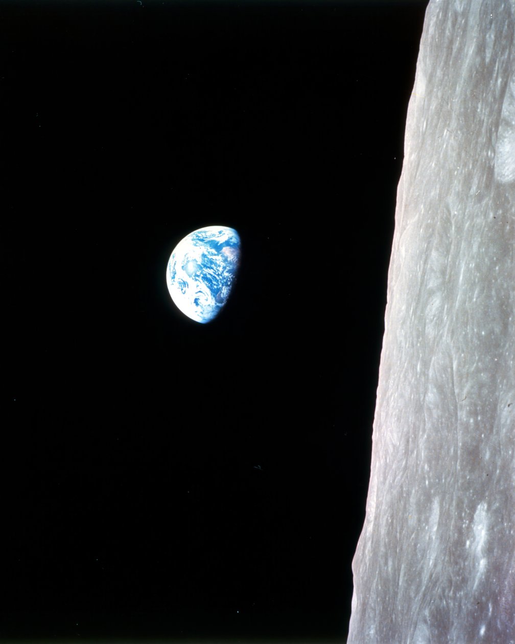 地球の出 - アポロ 8 号、1968 年 12 月 24 日。 作： ウィリアム・アンダース