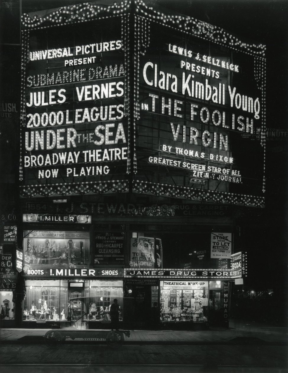 1554 Broadway at 46th Street、I. Miller Shoes;ジェームズドラッグストア、そして映画の大きなマーキーがライトアップされました。 作： ウィリアムデイビスハスラー