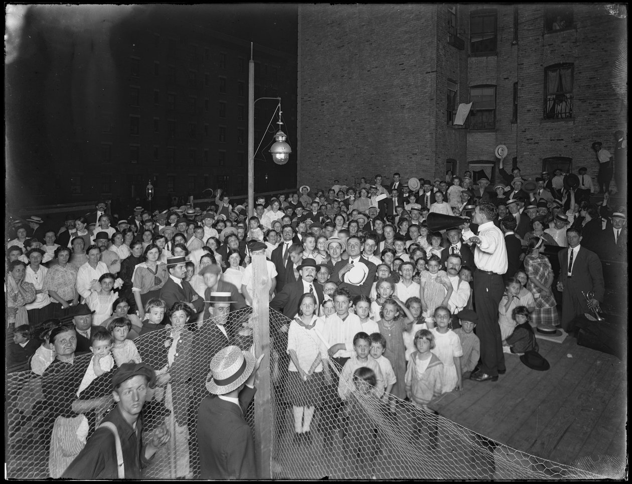 1914年7月24日、ニューヨーク市、Evangelistic Societyミーティング、East 79th Street and Avenue A、ニューヨーク市 作： ウィリアムデイビスハスラー