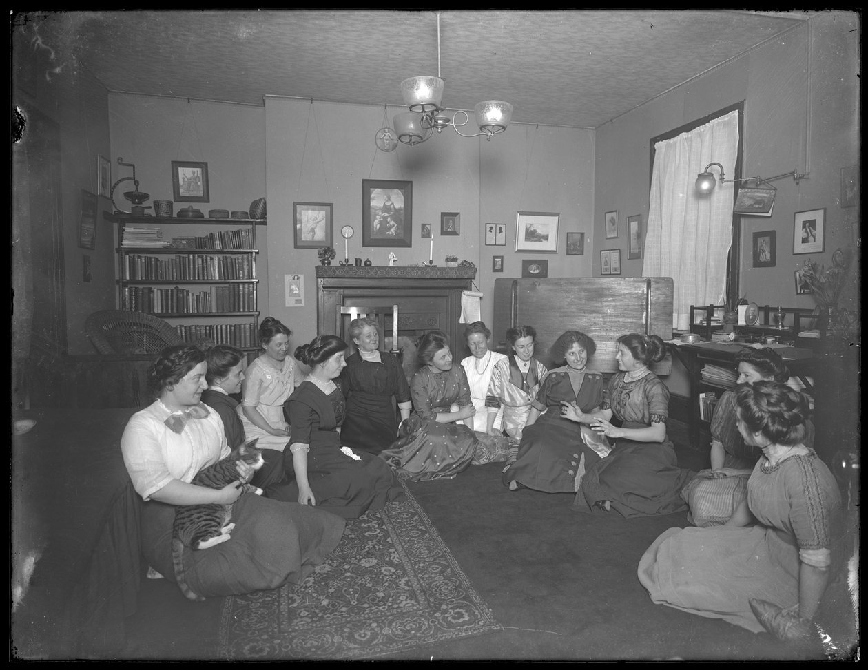 若い女性のグループと一緒のハリエットEハスラー、206 W. 13th Street、ニューヨーク、c.1912 作： ウィリアムデイビスハスラー
