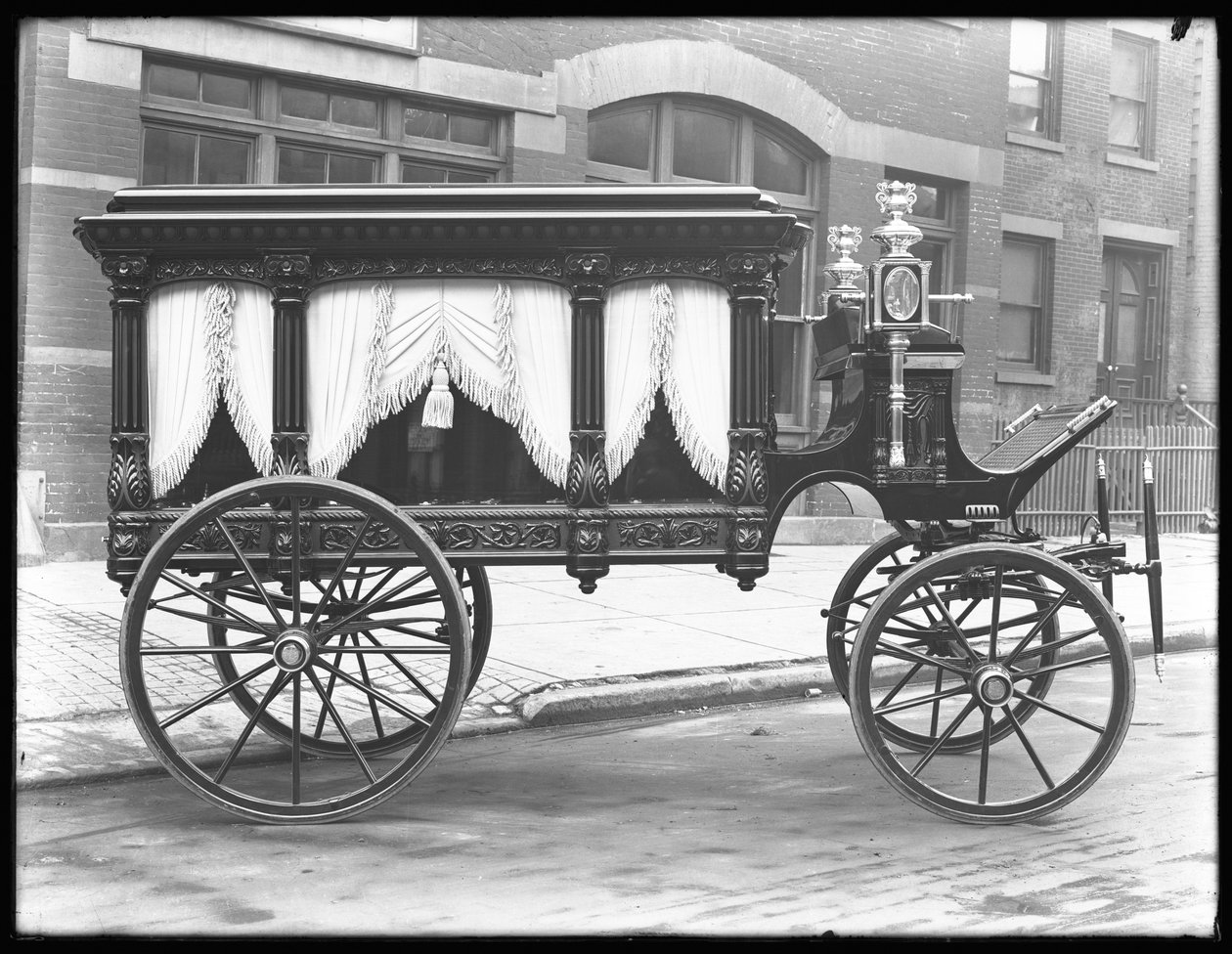 1914年12月1日、ニューヨーク市のW. 145thストリート（またはE. 145thストリート）に停車しているFSヨークに所属する馬に引かれた霊魂 作： ウィリアムデイビスハスラー
