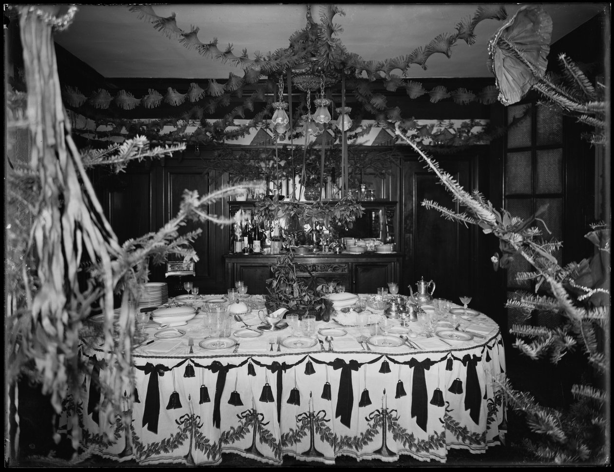 1917年1月4日、クリスマスに装飾されたウィリアムミルバトラー夫妻の邸宅の内部 作： ウィリアムデイビスハスラー