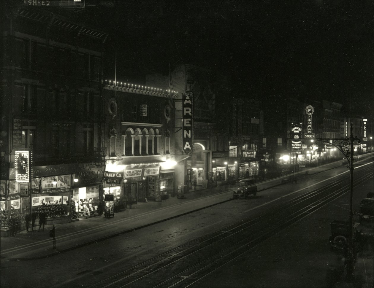 シックスアベニューとセブンスアベニューの間の23ストリートの南側の夜景、c.1916-17 作： ウィリアムデイビスハスラー