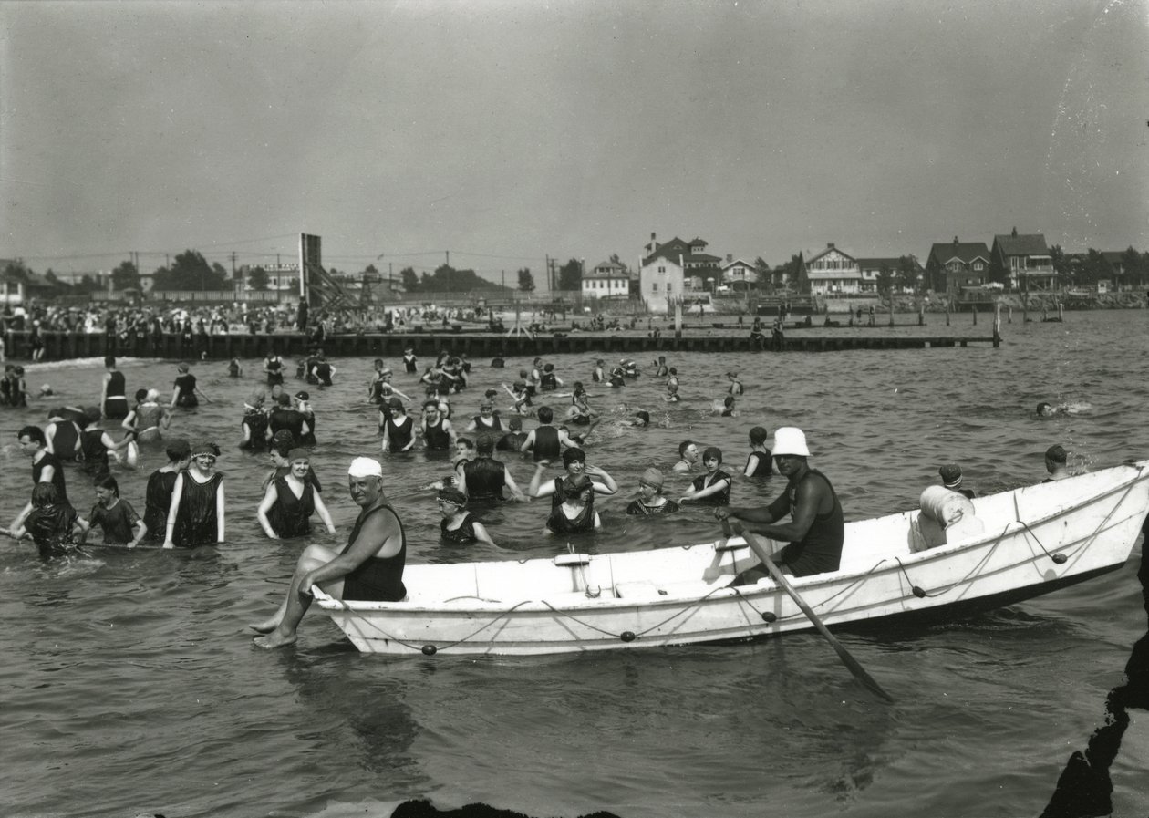 手漕ぎボートと水泳選手、コニーアイランド、1910〜21年頃 作： ウィリアムデイビスハスラー