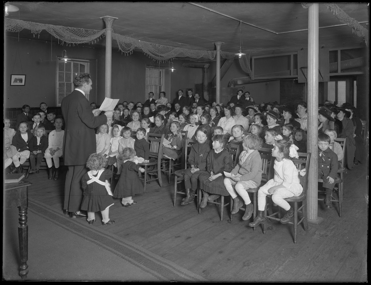 1916年2月27日、ニューヨーク市235 E. 83rd Streetにあるバプテスト教会での日曜学校のクラス 作： ウィリアムデイビスハスラー