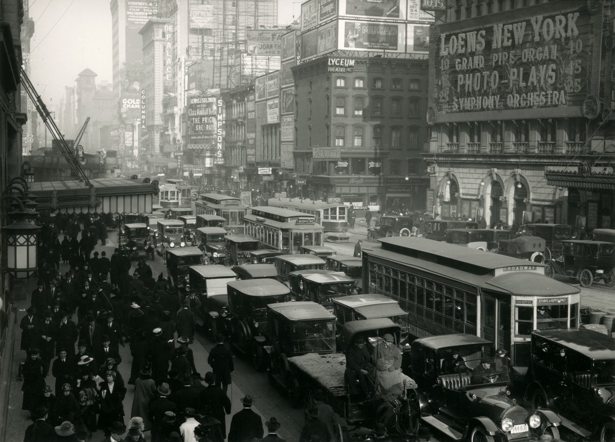 車、バス、人で賑わうタイムズスクエア、1917年頃 作： ウィリアムデイビスハスラー