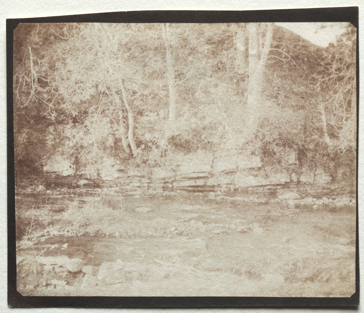 ドゥーン城のふもとに流れる山の川。1844年。 作： ウィリアム・ヘンリー・フォックス・タルボット