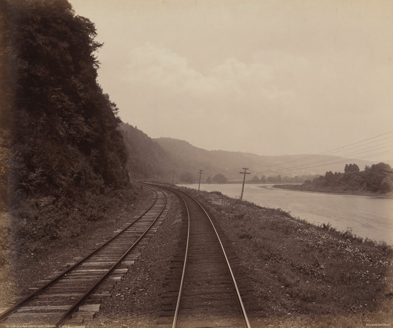 タワンダ近郊、ヘムロック・ラン・カーブ。1895年（写真） 作： ウィリアム・ハーマン・ラウ