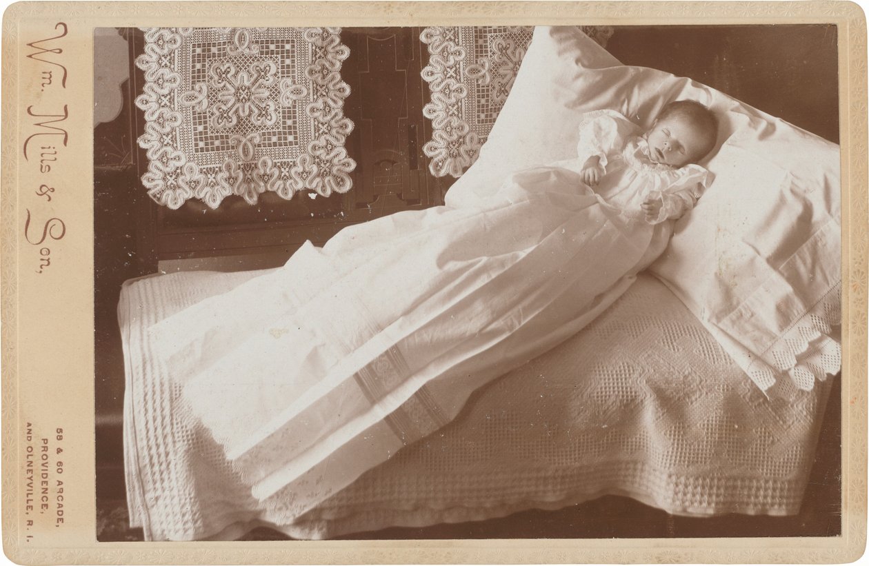 ベッドの上の死後の赤ん坊、1880年代-1890年代（写真） 作： ウィリアム・ミルズ＆サン