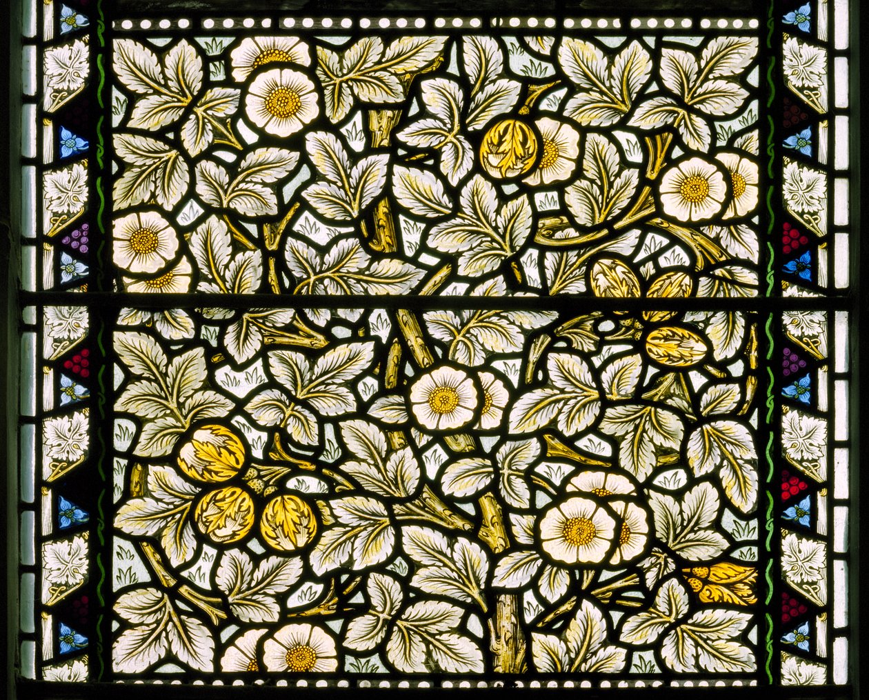 Kirkcaldy Old Kirk、Morris＆Co.、William Morris、Wild Roses＆Hazelnuts、1886 作： ウィリアム・モリス