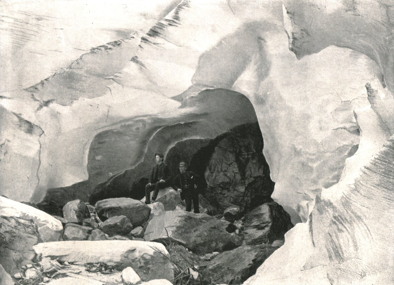 ロッキー山脈：グレート氷河の氷の洞窟、カナダ、ドナルド山、1895年。 作： ウィリアム・ノットマンと息子