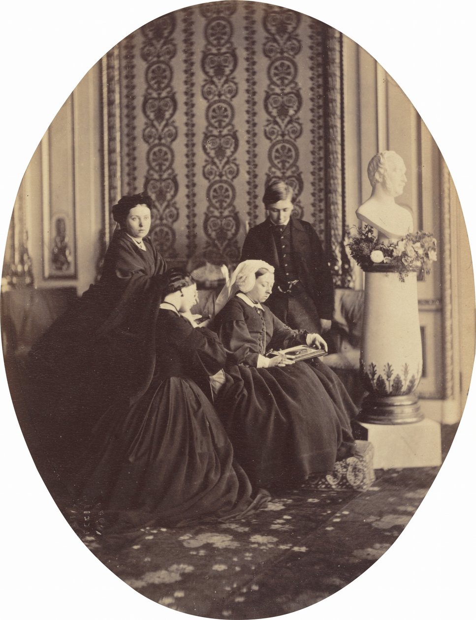1862年 ビクトリア女王 喪に服すヴィクトリア女王（1862年