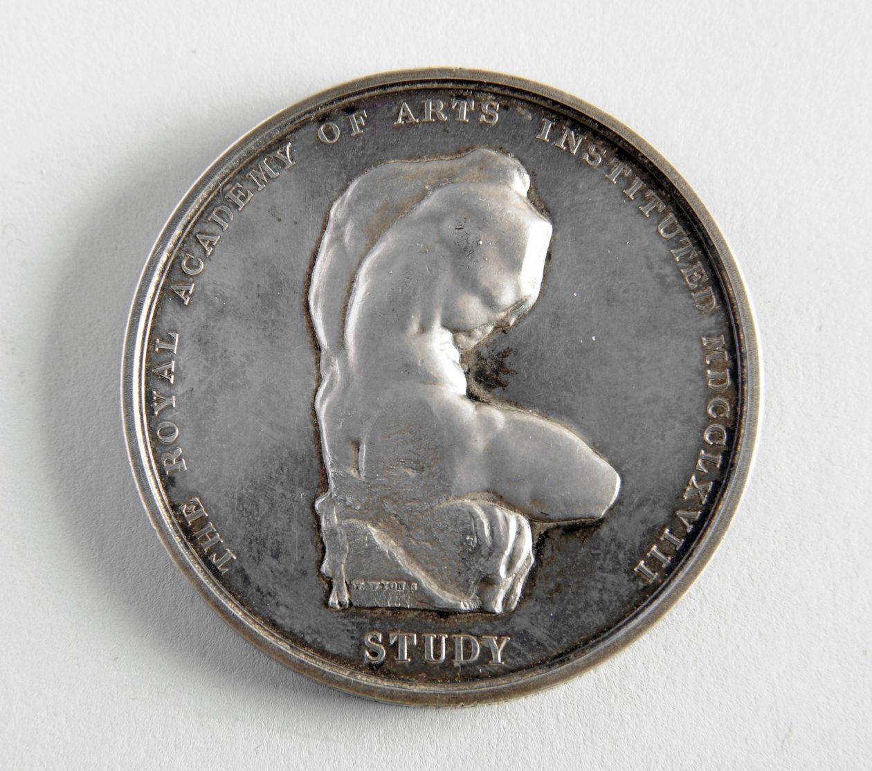1884年12月10日、ジョージ・フランプトン氏にR.A.メダルを授与（金属製フィギュアの最優秀モデルに対して 作： ウィリアム・ウィオン