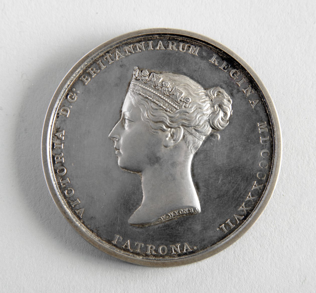 1884年12月10日、ジョージ・フランプトン氏にR.A.メダルを授与（金属製フィギュアの最優秀モデルに対して 作： ウィリアム・ウィオン