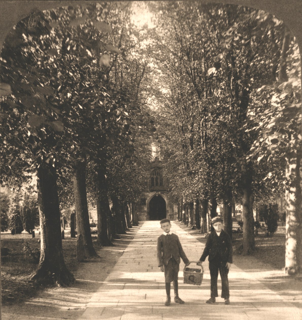 トリニティ教会へのアプローチ、ストラットフォードオンエイボン、イギリス、1905年。 作： Works and Sun Sculpture Studios