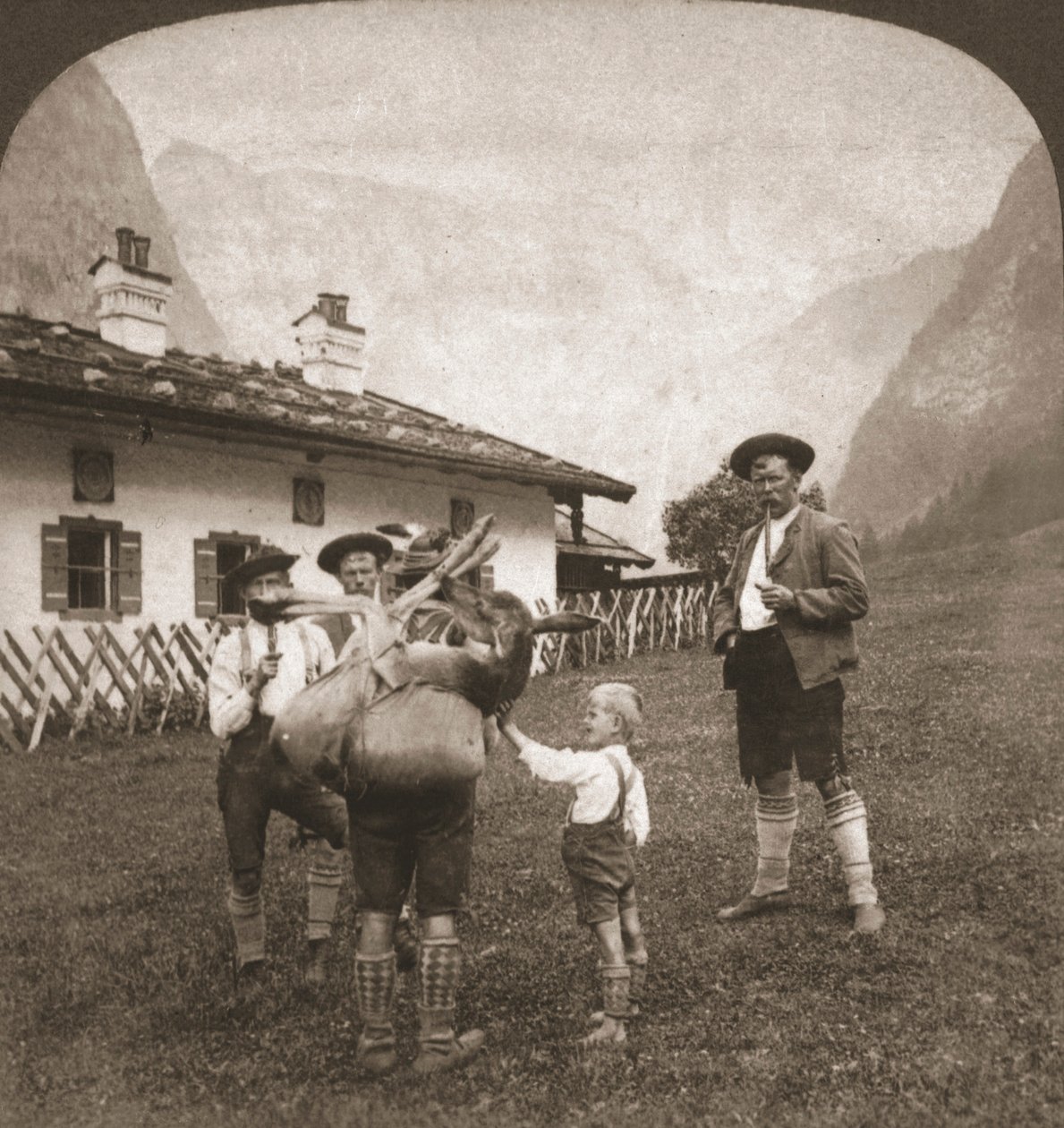 バイエルンの登山家、ドイツ、1898年。 作： Works and Sun Sculpture Studios