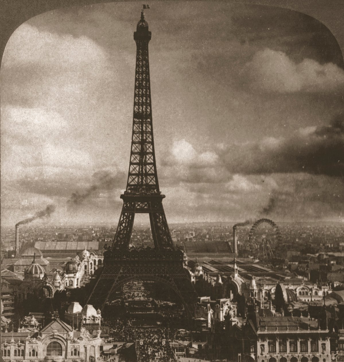 フランス、パリ、トロカデロからセーヌ川を横切る高さ300メートルのエッフェル塔、1901年。 作： Works and Sun Sculpture Studios