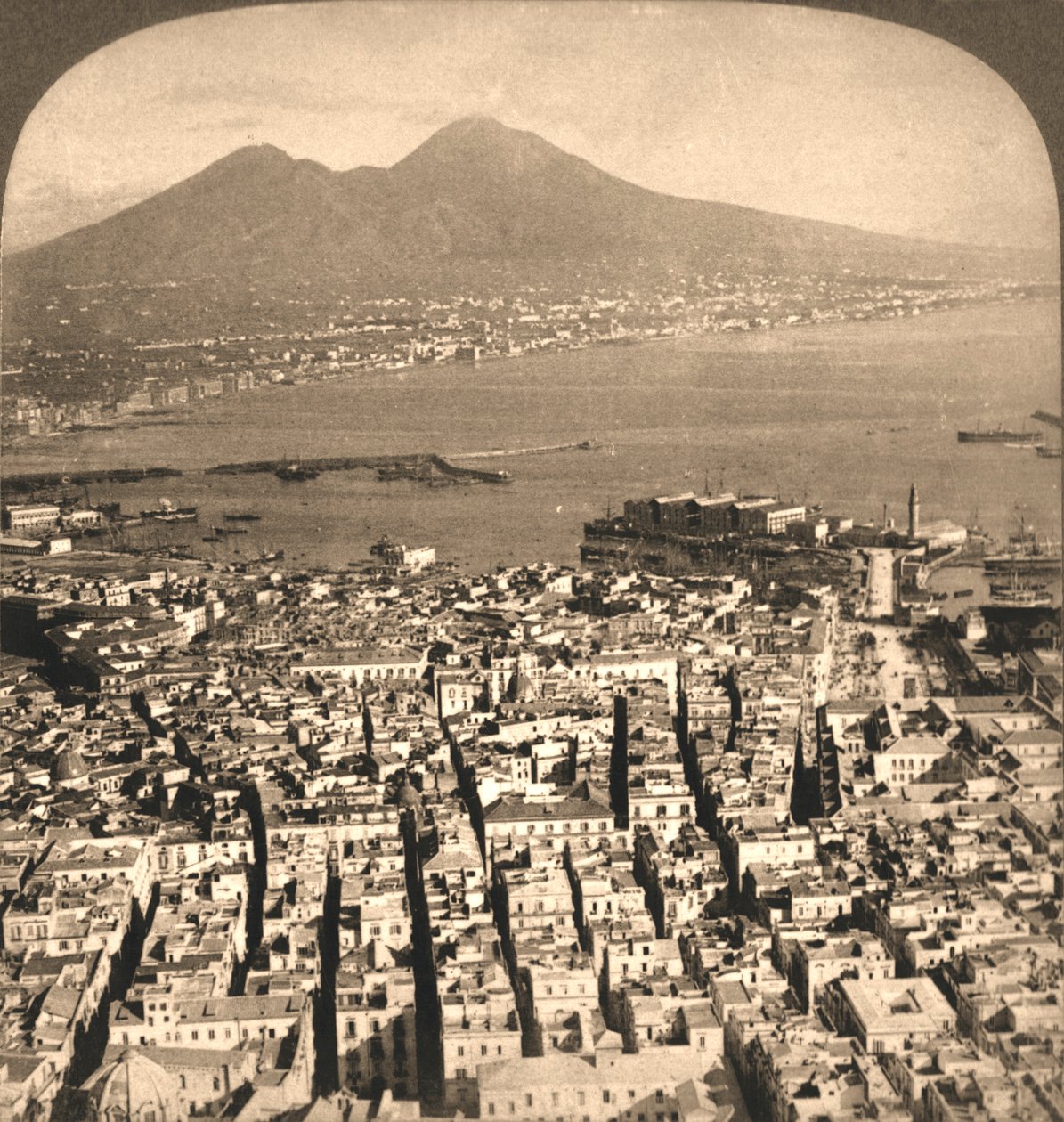 ナポリ、湾とベスビオ、イタリア、1897年。 作： Works and Sun Sculpture Studios