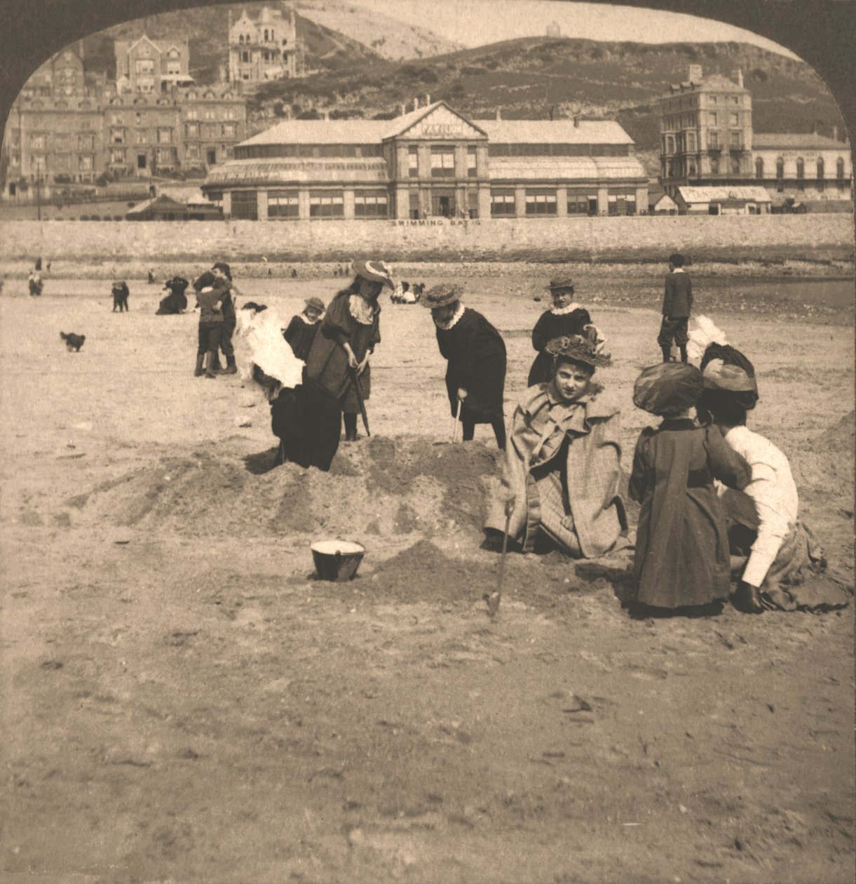 ウェールズのランディドノーのビーチで、1894年。 作： Works and Sun Sculpture Studios