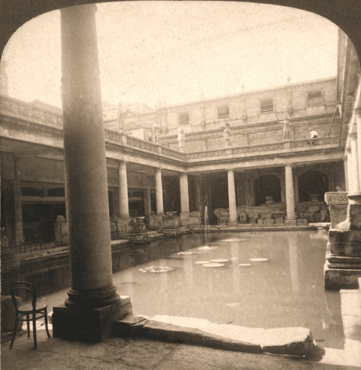 ローマ浴場、バース、イギリス、1900年。 作： Works and Sun Sculpture Studios
