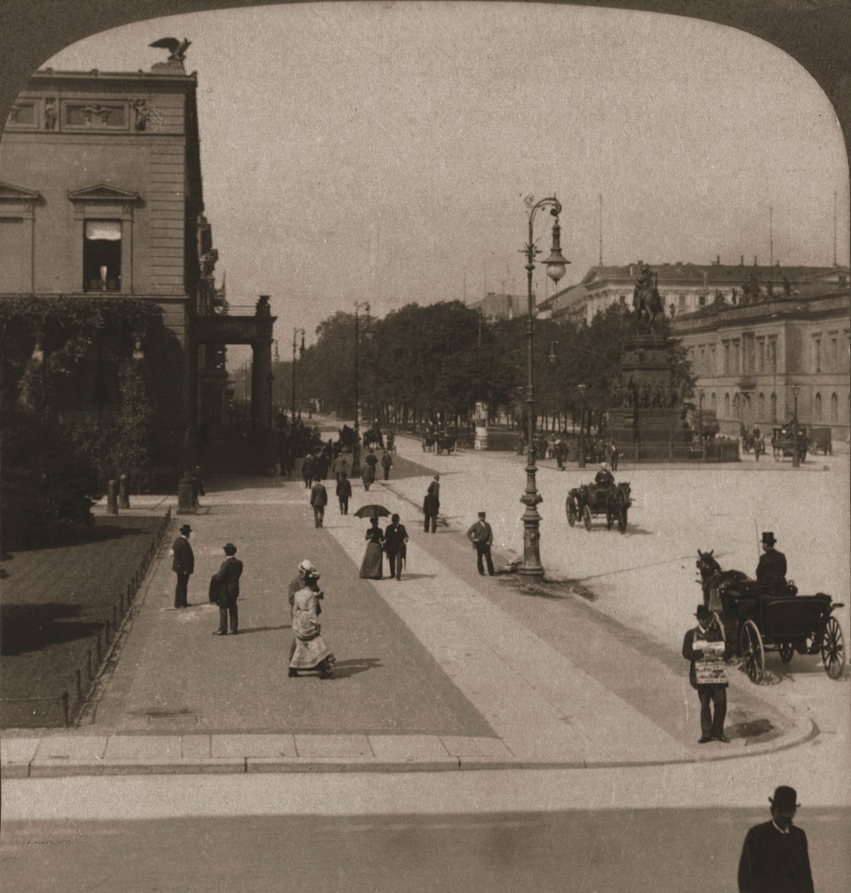 ウンターデンリンデン、ベルリン、1903年。 作： Works and Sun Sculpture Studios