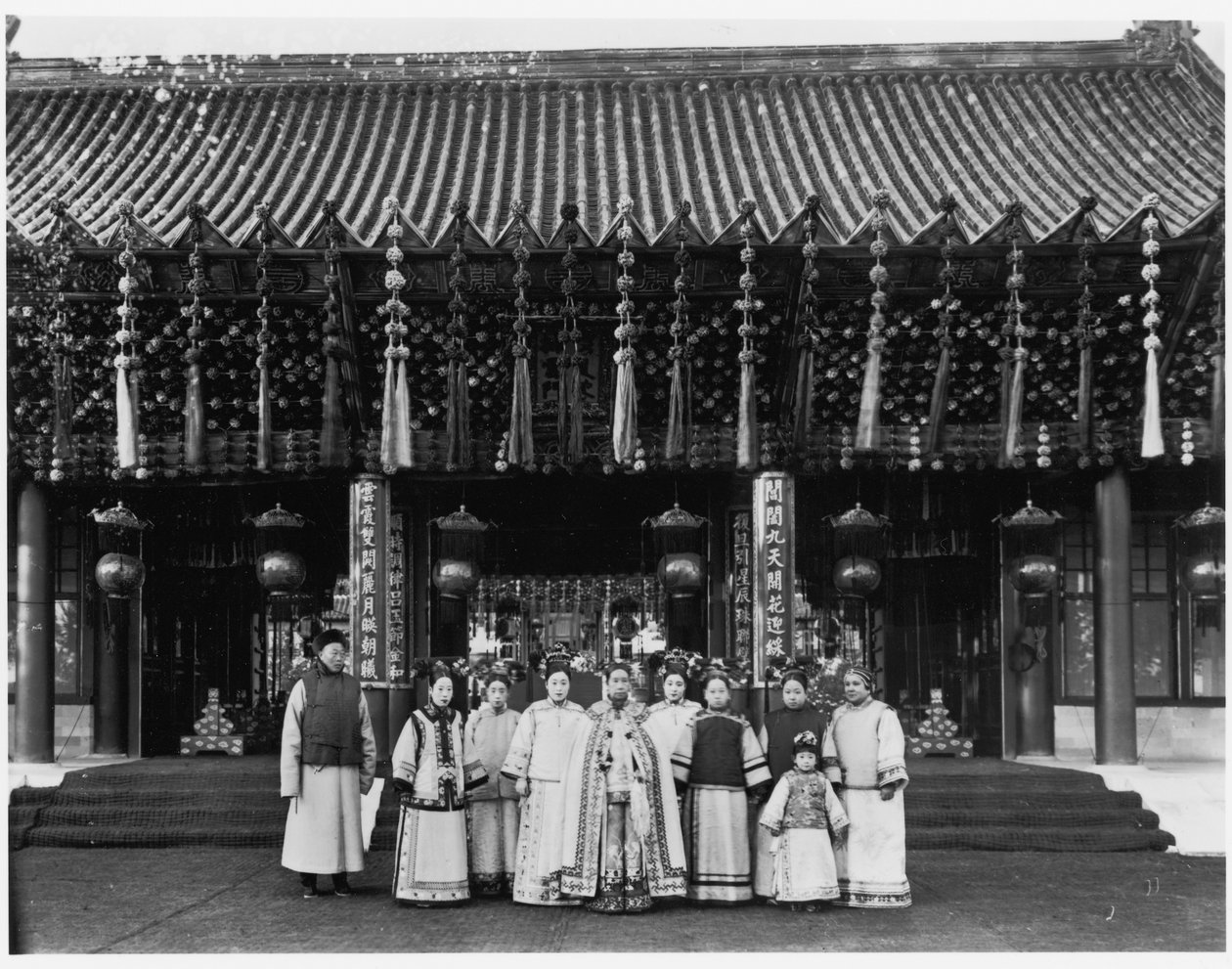 1905年頃、北京の夏宮、白雲門の前で出席者と一緒にした皇后Dowager Cixi（bw写真） 作： シュンリン