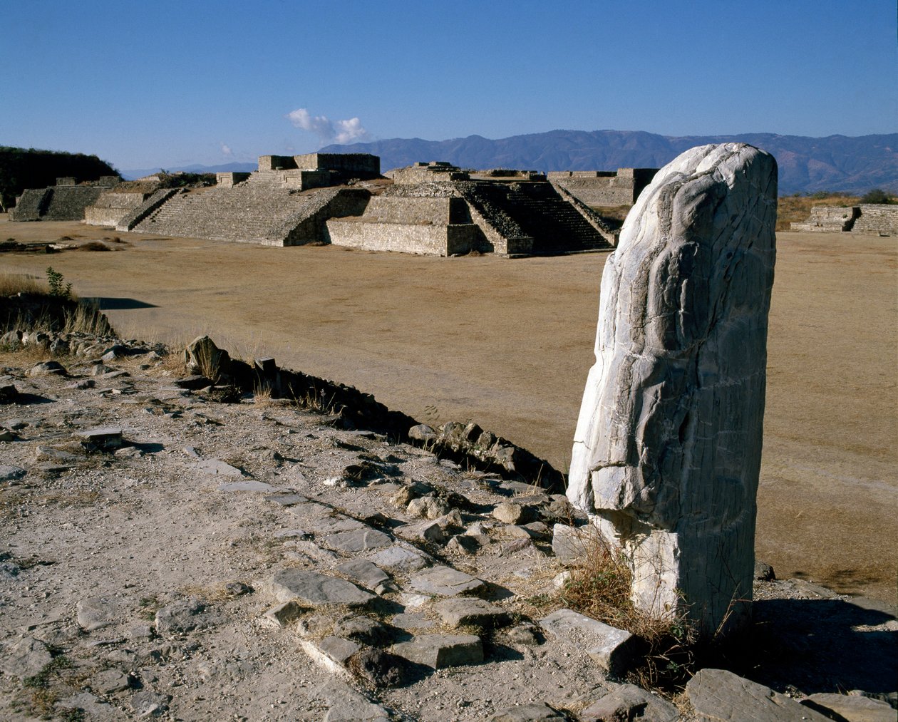 モニュメントI、H、Gの眺め 作： Zapotec Zapotec