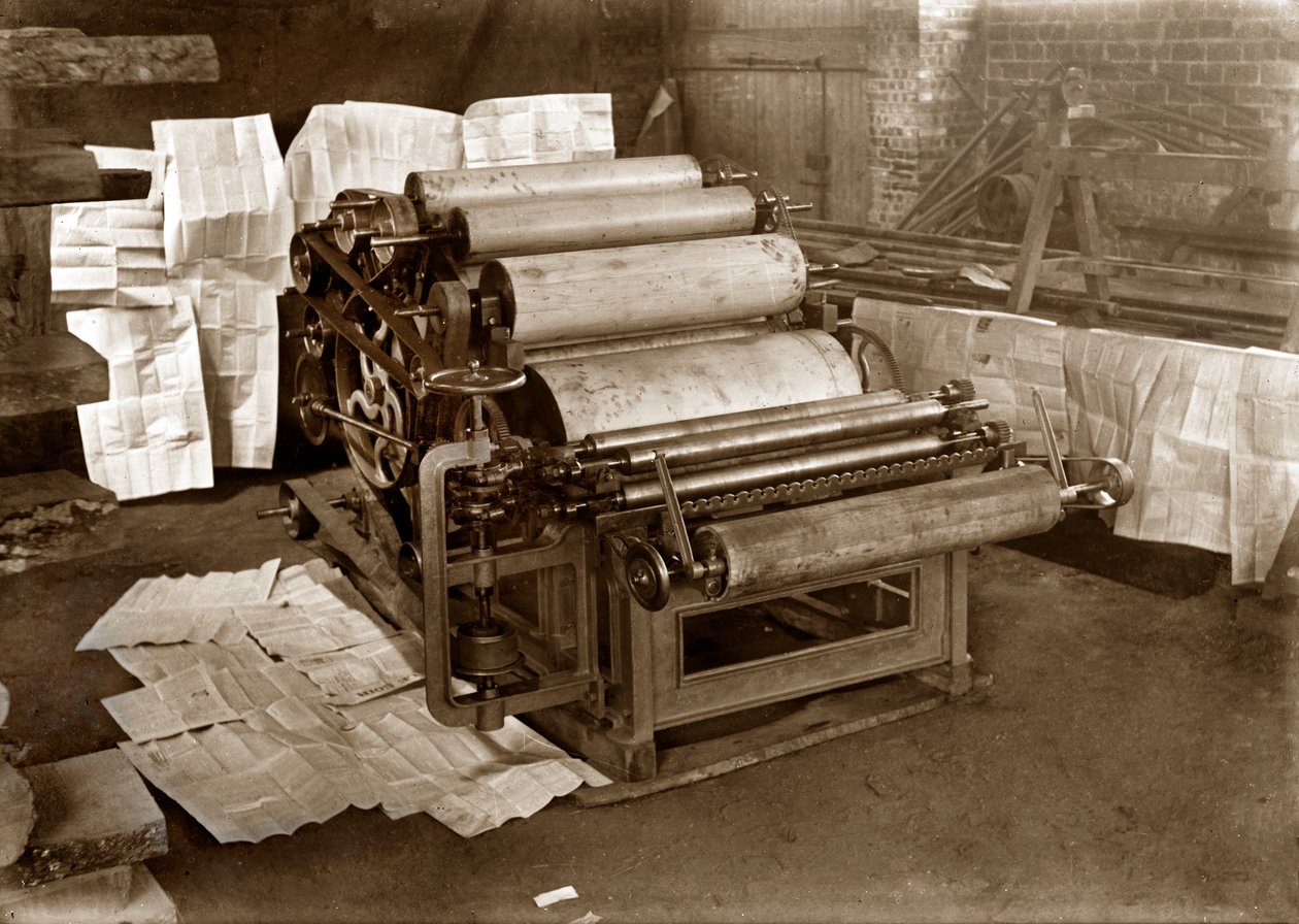 印刷機: 新聞印刷用輪転機、1900 年頃 (白黒写真) 作： 。 。