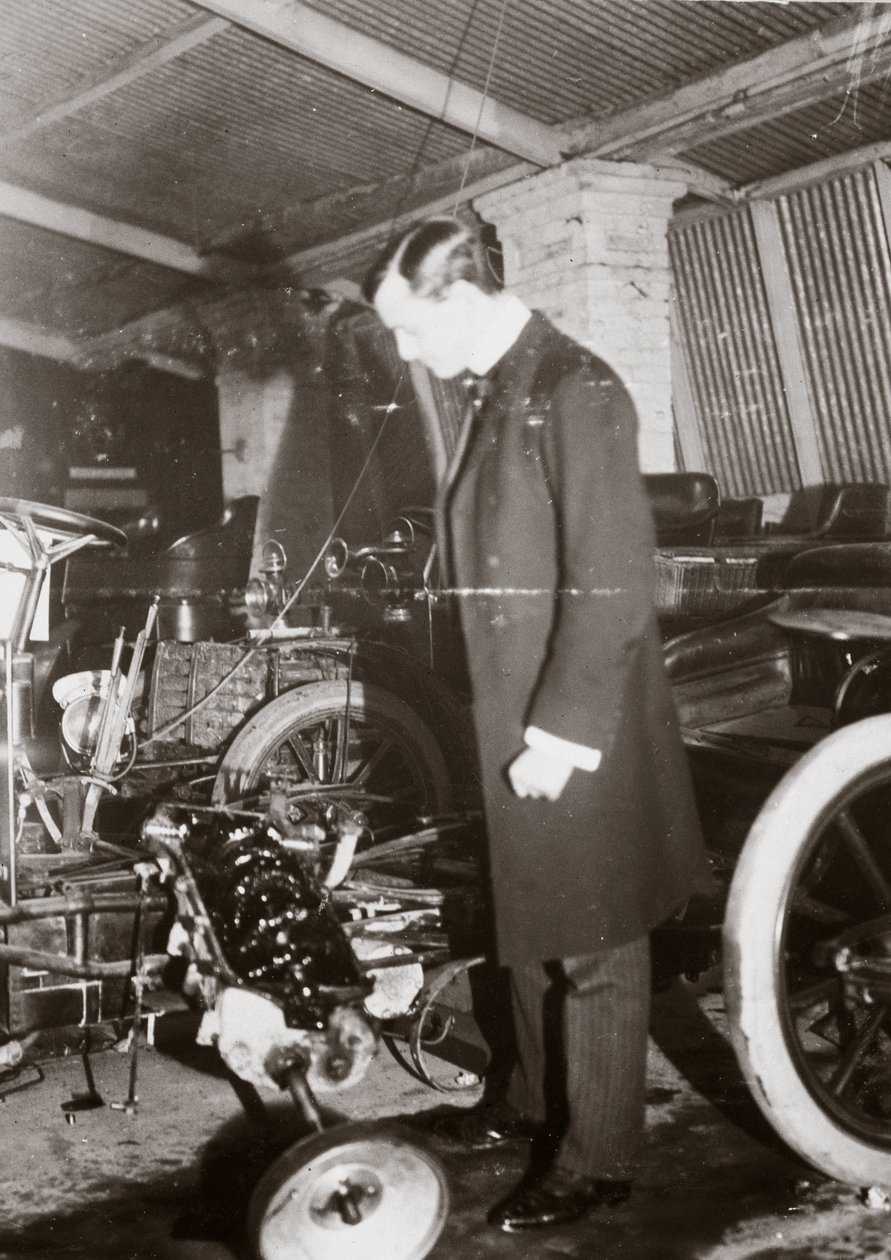 ガレージで自動車のエンジンを見るC・S・ロールス（1900年頃 作： フェルディナンド・ゲオルグ・ヴァルドミュラー