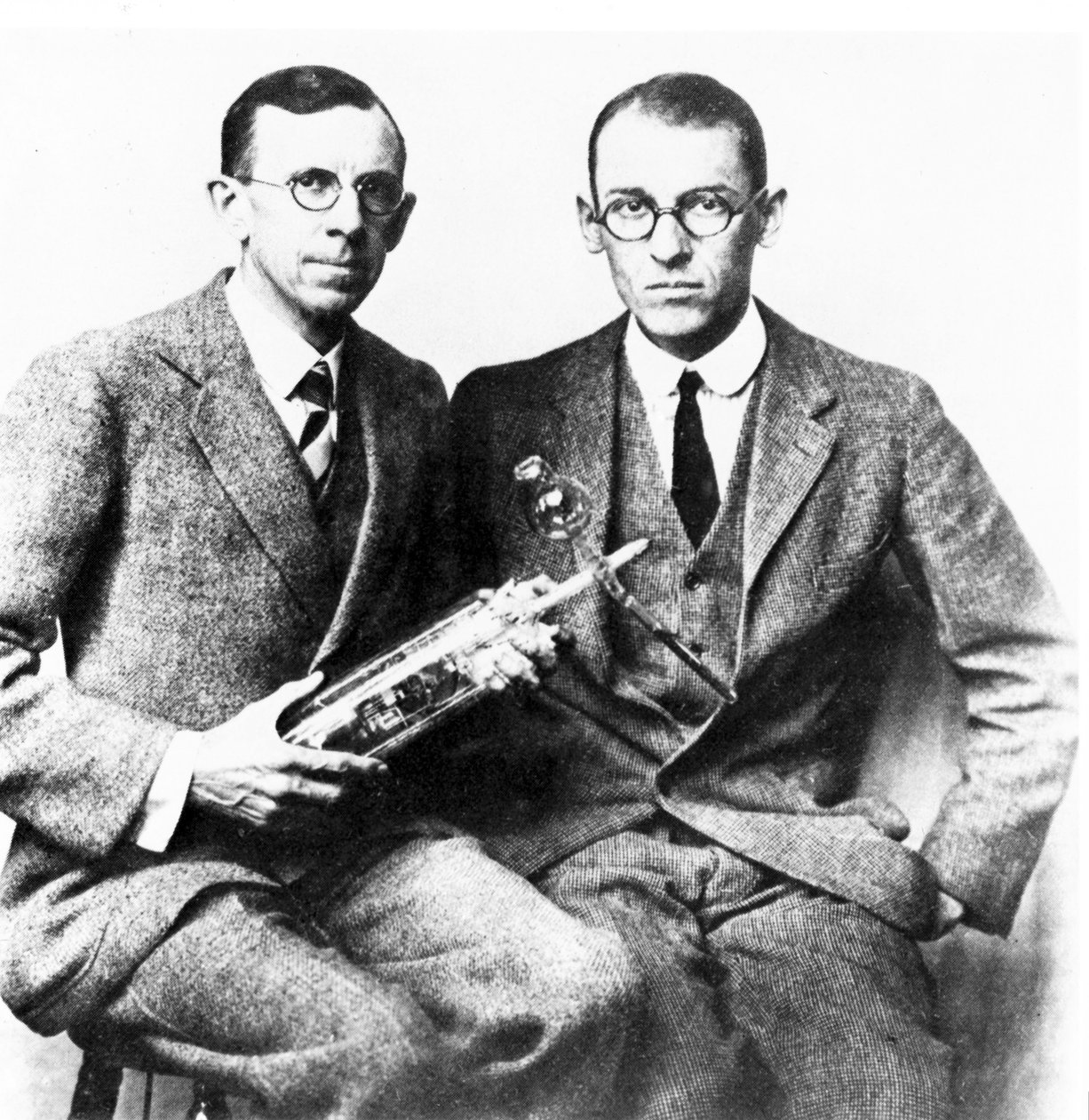 クリントン・J・ダヴィソンとレスター・H・ジャーマー、米国の物理学者、1927年頃 作： フレデリック (帰属) バーナード
