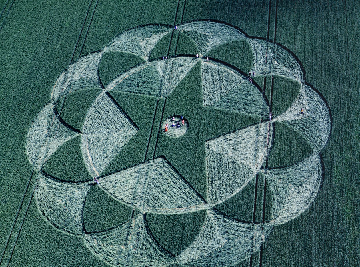 1998年6月20日、ウィルトシャー州エイブベリー・トラスロー、大麦畑のクロップサークル（航空写真 作： フェルディナンド・ゲオルグ・ヴァルドミュラー