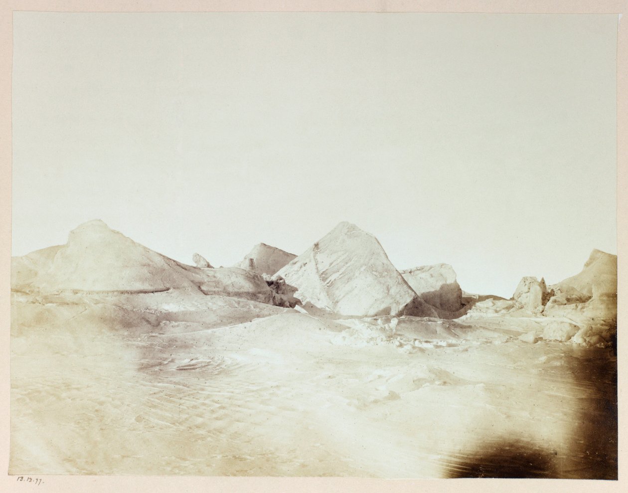 ジョージ・ナレス船長（1831-1915）による北極圏遠征（1875-1876）：フロウベルグ・ビーチ付近のフロウベルグ 作： フレデリック (帰属) バーナード