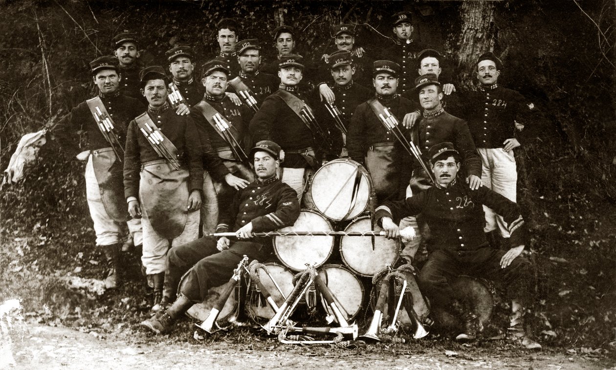 14-18 年の第一次世界大戦中のフランス第 122 歩兵連隊のファンファーレ (白黒写真) 作： 。 。