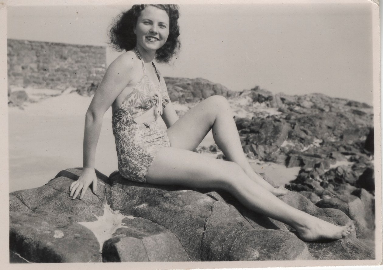 シャーリングされた水着を着た旅行者（1940年代後半）（モノクロ写真 作： JónErlendsson