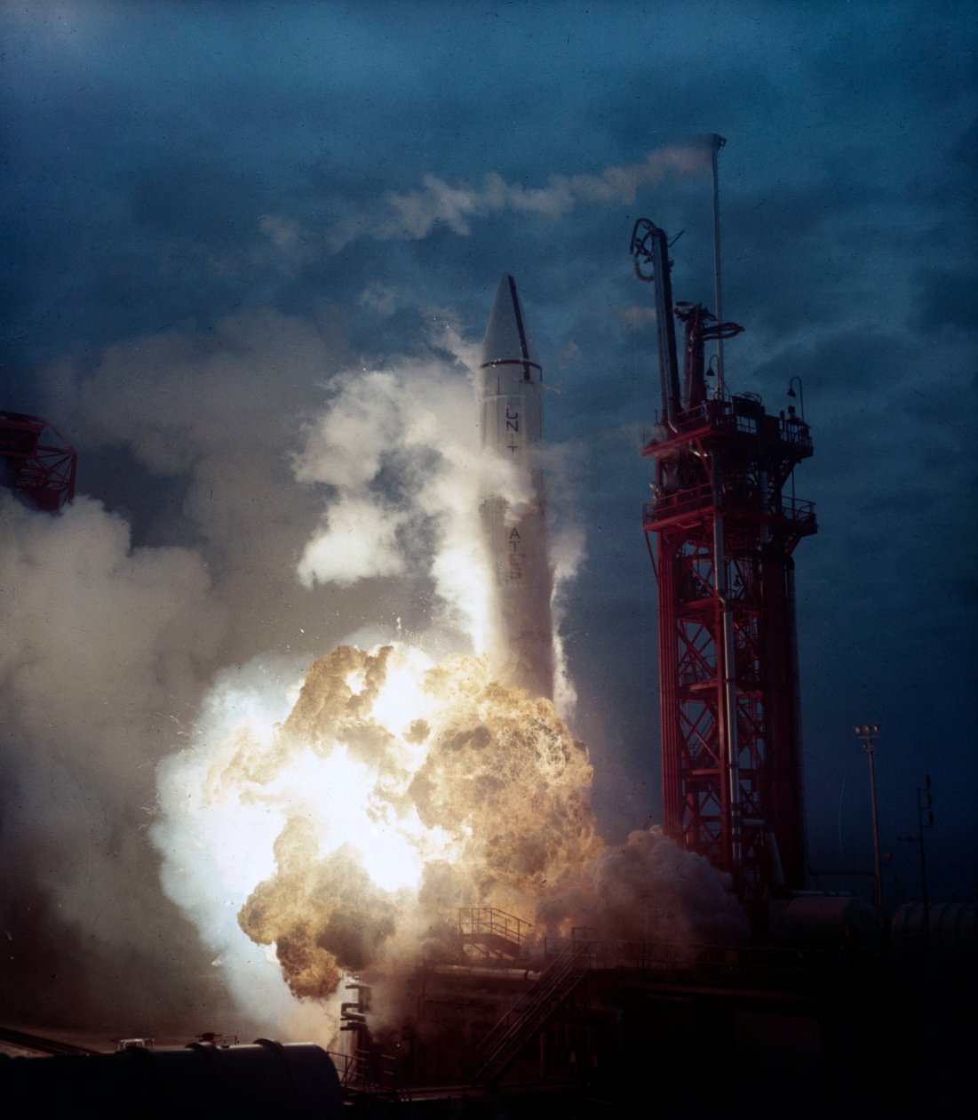 ロケット、アメリカ 発射台で爆発するロケット、1960年代前半 作： フレデリック (帰属) バーナード