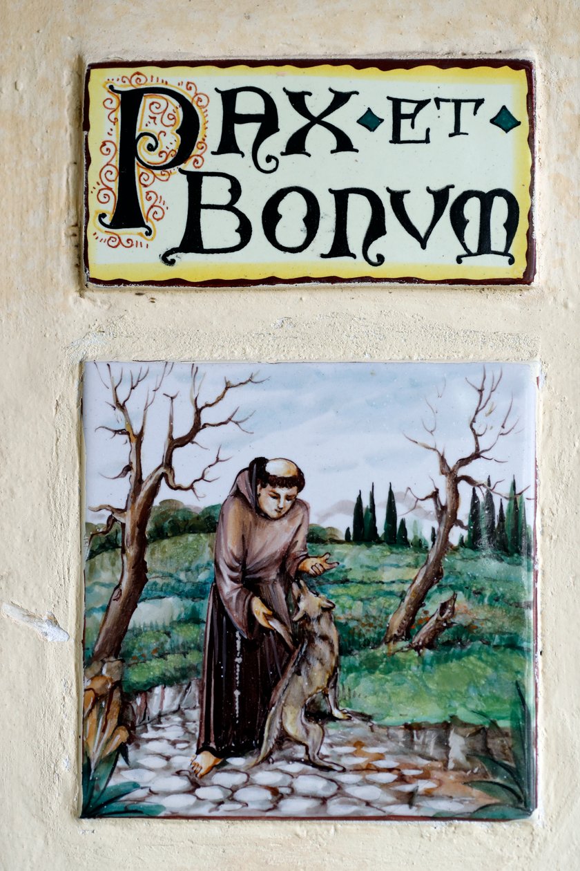 Pax et Bonum : フランシスカンとカトリックで広まったラテン語のモットーと挨拶。モンテロッソ・アル・マーレ。イタリア。 作： 。 。