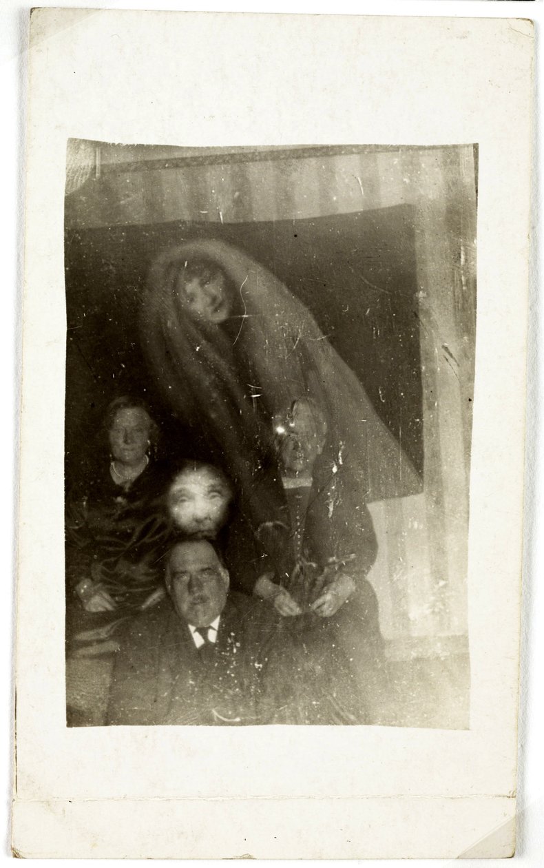 超常現象：3人の老人の肖像画、背後に現れる女性の霊、1920年頃 写真提供：ウィリアム・ホープ（1863-1933 作： フレデリック (帰属) バーナード