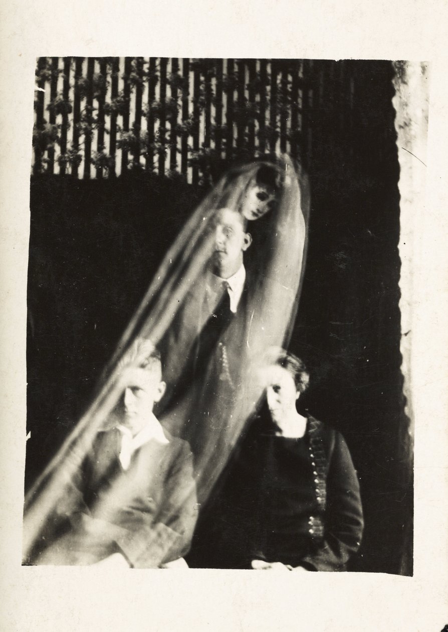 超常現象：女性と2人の男性の肖像画とその背後に現れる女性の霊 1920年頃 写真提供：ウィリアム・ホープ（1863-1933 作： フレデリック (帰属) バーナード