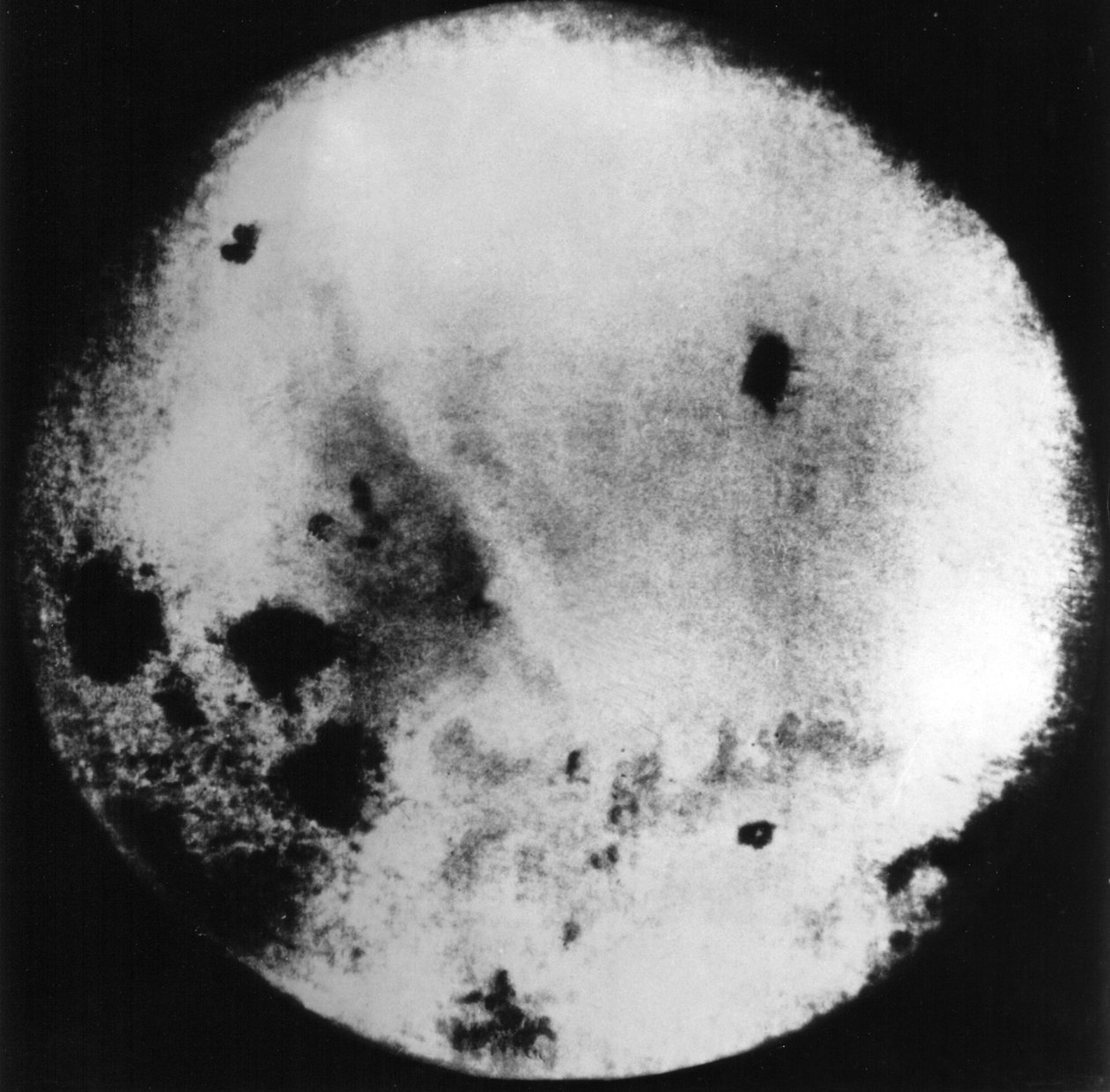 ソ連の月探査機「ルナ3」が撮影し、地球に送信した月の裏側の写真です。 作： フレデリック (帰属) バーナード